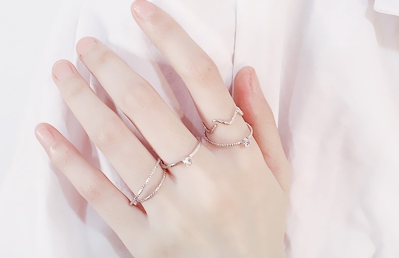 Những bạn nữ sở hữu b&agrave;n tay b&uacute;p măng với c&aacute;c ng&oacute;n tay thẳng, thon d&agrave;i sẽ ph&ugrave; hợp với hầu hết mọi kiểu nhẫn